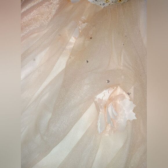 Strapless Sweetheart Neckline Ballroom Gown Style Wedding Dress - Picture 6 of 13